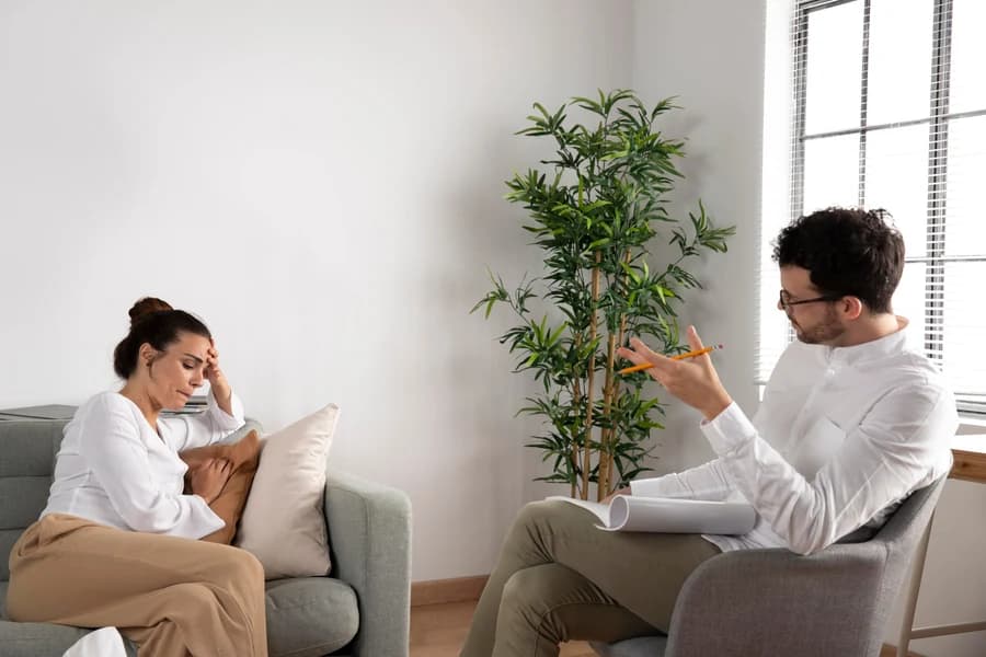 Terapeuta y paciente conversando