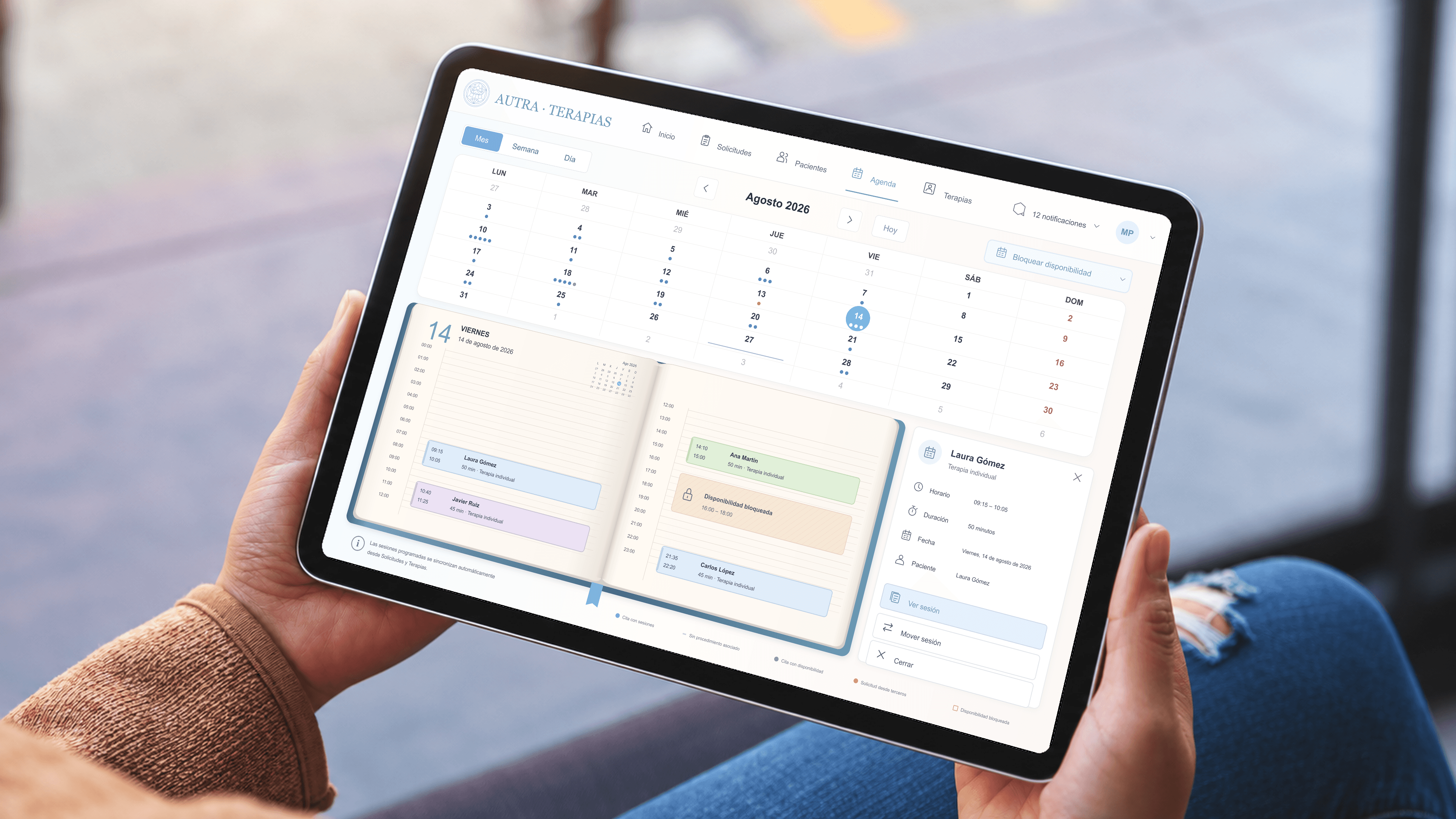 Agenda de AUTRA Digital abierta en una tablet para organizar las sesiones.