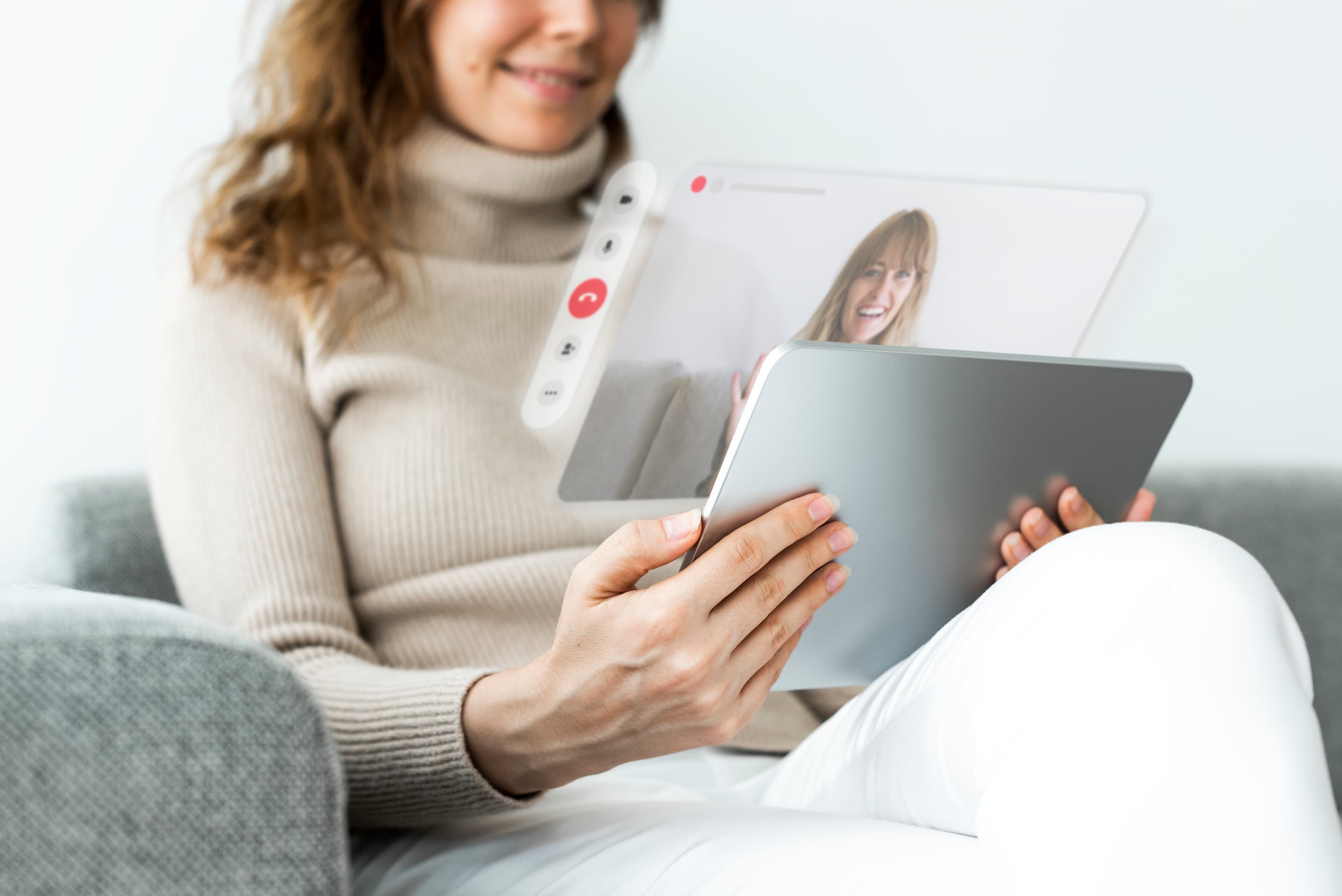 Una mujer utiliza una tableta durante una videollamada.